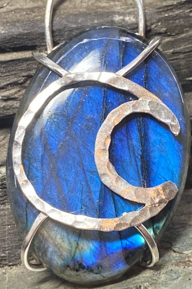 LabradoriteElectricBlueCresentMoon02